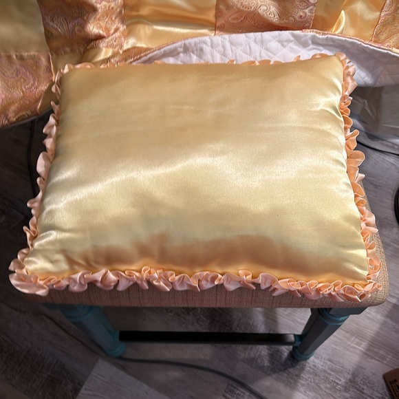 Satin Baby patchwork Quilt with matching pillow and floral picture frame - Picture 3 of 6